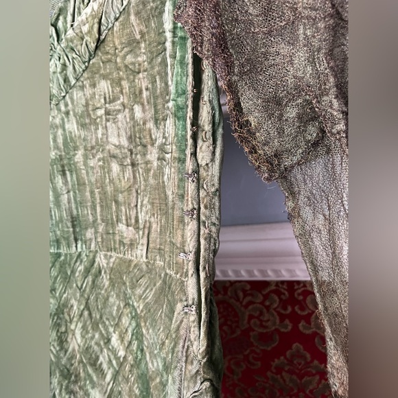 Romeo and Juliet Antique Velvet Dress - Picture 12 of 12